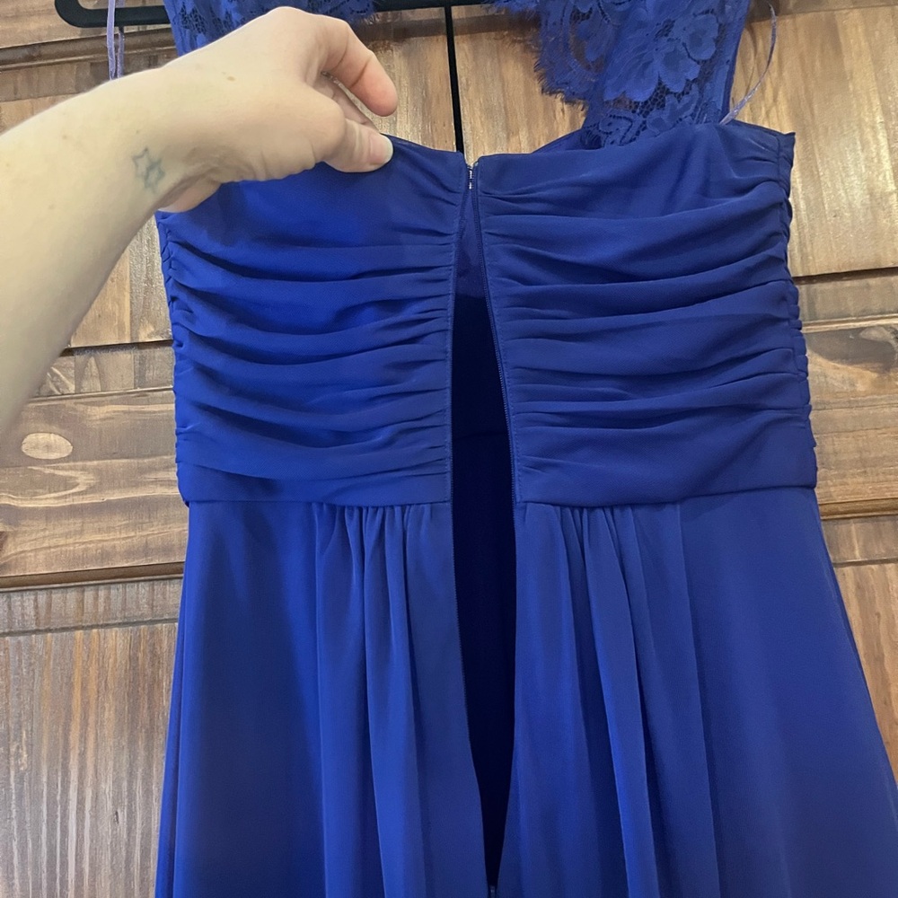 Elegant Lace Evening Gown - Picture 5 of 7